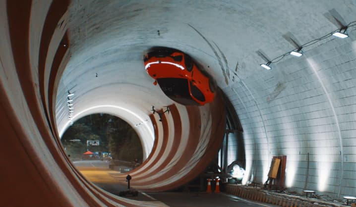 Voyah-Passion-S-doing-the-tunnel-loop